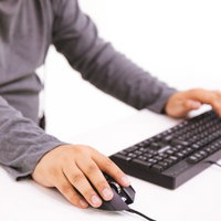 ゲーミングマウスを握ってFPSをプレイするゲーマーの写真