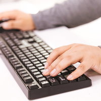 FPSゲームプレイ時における左手の指配置とキーボード操作の写真