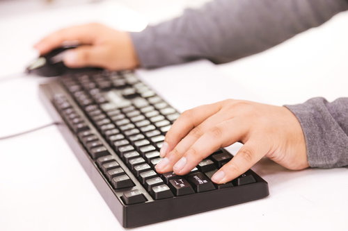 FPSゲームプレイ時における左手の指配置とキーボード操作