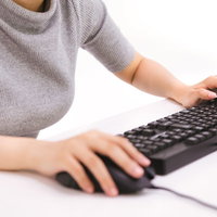 FPSゲームをプレイする女性ゲーマーの手元とキーボード・マウス操作の写真