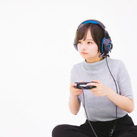 プレイステーション4に夢中の女性ゲーマーの写真