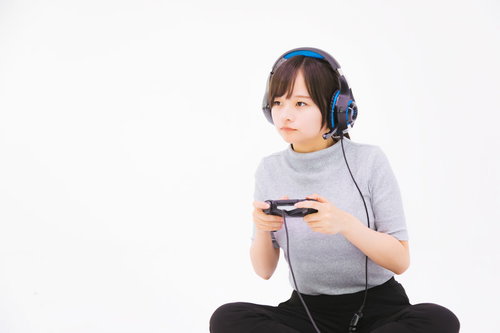 プレイステーション4に夢中の女性ゲーマー