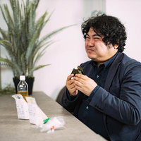 おにぎりを噛み締めながら食すエンジニア男性の写真