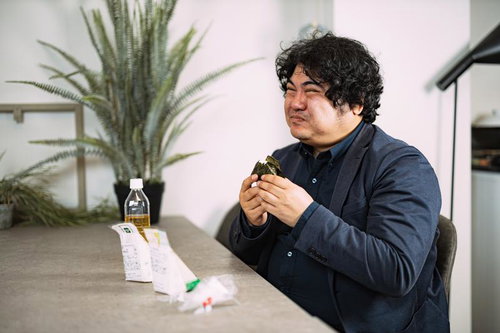おにぎりを噛み締めながら食すエンジニア男性