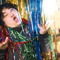 生誕祭パーリーでウェーイするYouTuberとカラフルなテープの写真