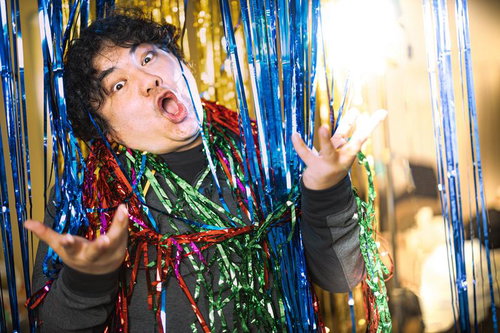 生誕祭パーリーでウェーイするYouTuberとカラフルなテープ