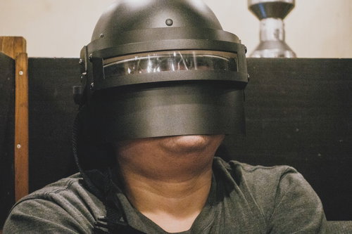 レベル3ヘルメットを装着した男性の正面写真