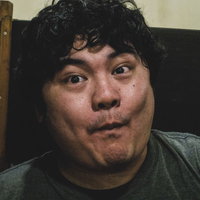 顔がこわばる配信者の驚いた表情とリアクションの写真