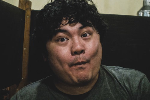 顔がこわばる配信者の驚いた表情とリアクション