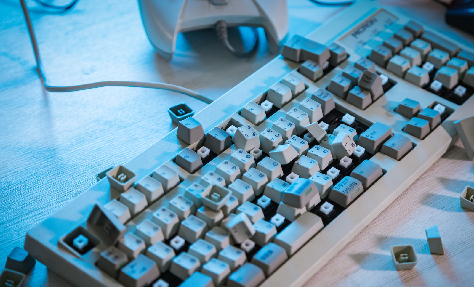 キーが散乱してボロボロに壊れたキーボード