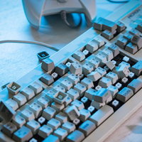 ボロボロになったキーボードの写真