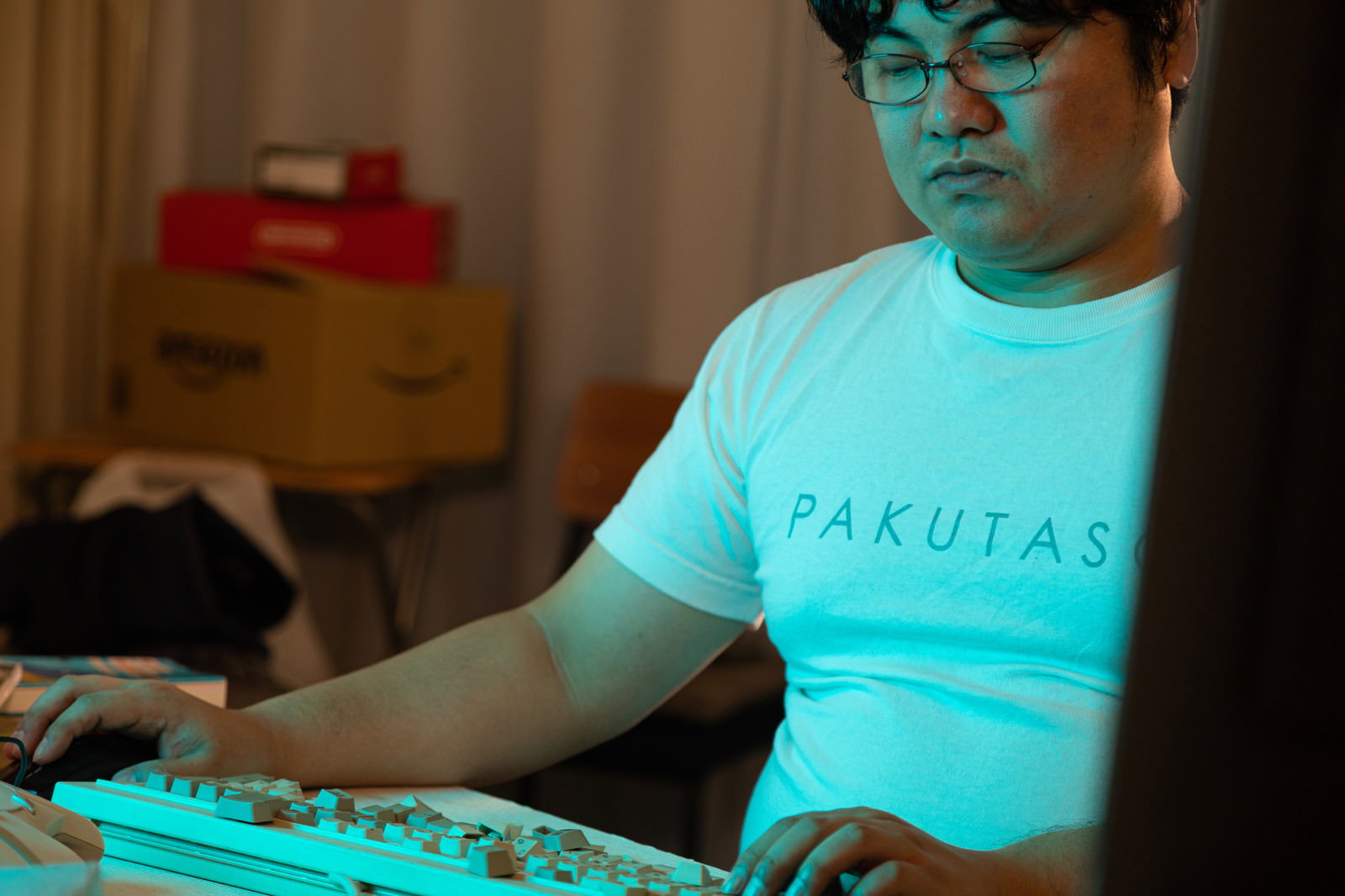 デスクでキーボードを叩く男性ゲーマー［モデル：段田隼人］
