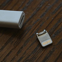 ライトニングケーブルの先がポロッと外れた状態の写真