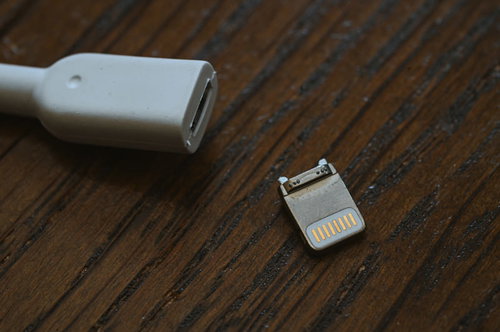 ライトニングケーブルの先がポロッと外れた状態