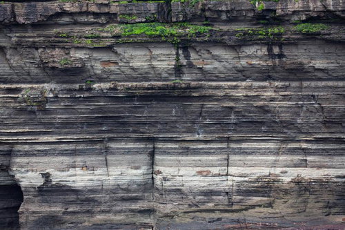 自然侵食で露出した岩盤の地層