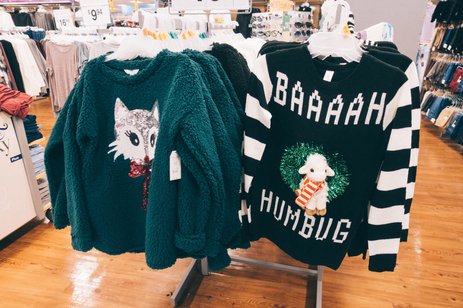 店頭ラックに並ぶ緑のクリスマスセーター