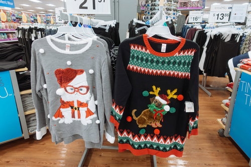 店頭に並ぶ派手なクリスマスダサセーター、雪だるまとトナカイのデザイン