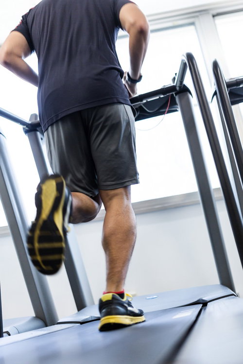 トレッドミルで走る男性の足元