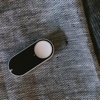 お気に入りの商品をボタンひとつで注文するAmazonダッシュボタンの写真
