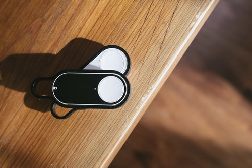 木製テーブルに置かれた白と黒のダッシュボタン