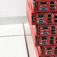 データセンターに積み重ねられたブレードサーバーの写真