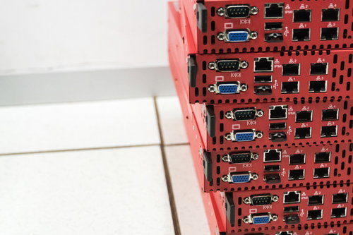 データセンターに積み重ねられたブレードサーバー