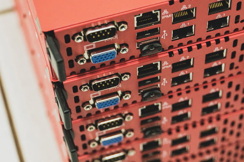 赤いラックに放置されたブレードサーバーの設置状況