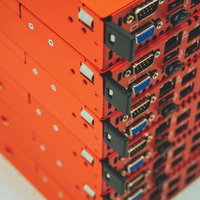 データセンターに放置された赤いラックのブレードサーバーの写真