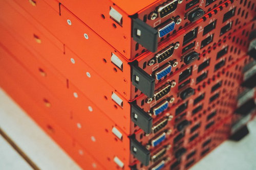 データセンターに放置された赤いラックのブレードサーバー