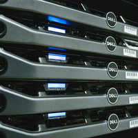 データセンター内のブレードサーバーとサーバールームの様子の写真