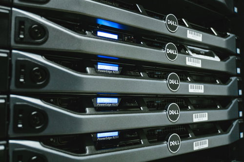 データセンター内のブレードサーバーとサーバールームの様子