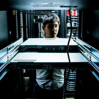 クラウド移行後もオンプレ環境を構築し続けるインフラエンジニアの写真