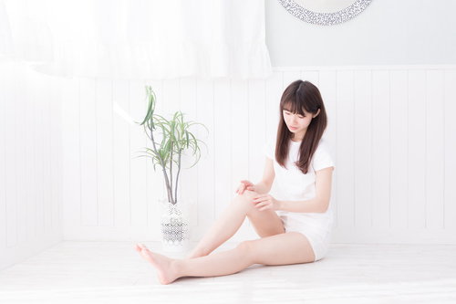 白く滑らかな美脚