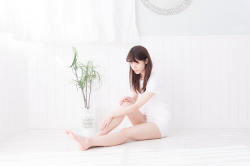 素足が映える白いワンピースの女性と美脚ケア