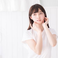 透明感ある肌の女性がエステ・スキンケア広告に登場の写真