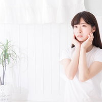 透明感のある肌を魅せる女性と自然光の室内の写真