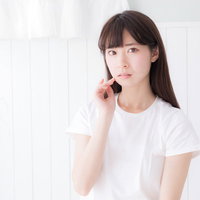 肌の調子を気にするスキンケア女子が鏡で肌チェックの写真