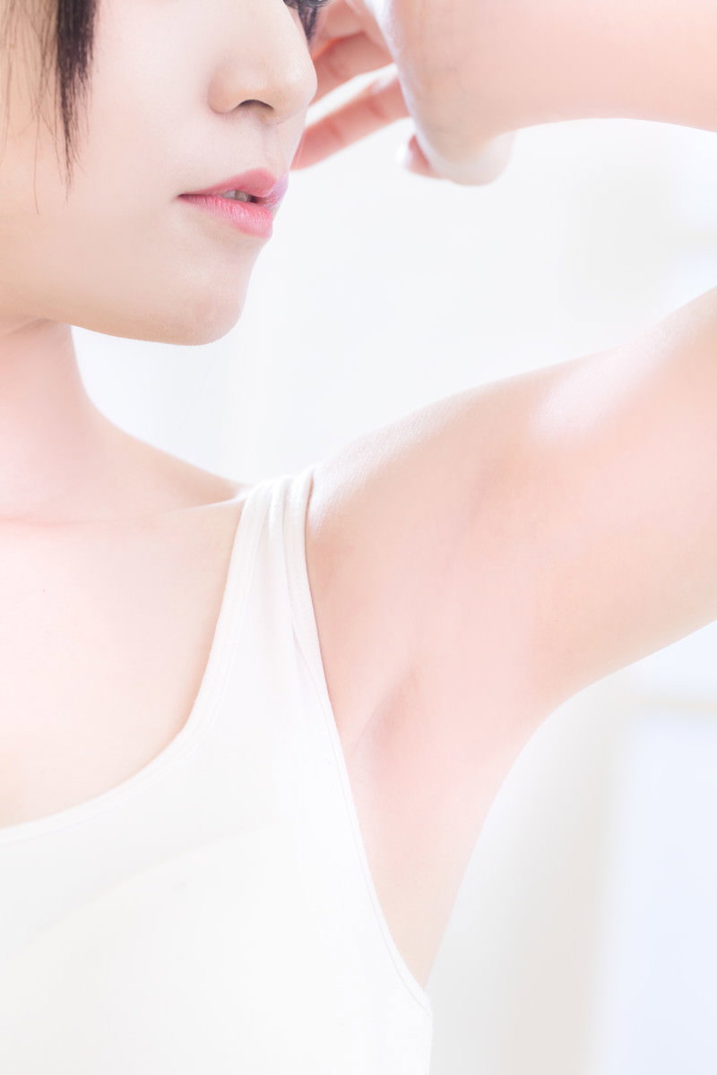 脱毛後のきれいな女性の脇を白い服越しに見せている様子［モデル：緋真煉］