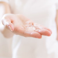 脱毛ジェルのぬるぬる感触が苦手な女性の手のひらの写真