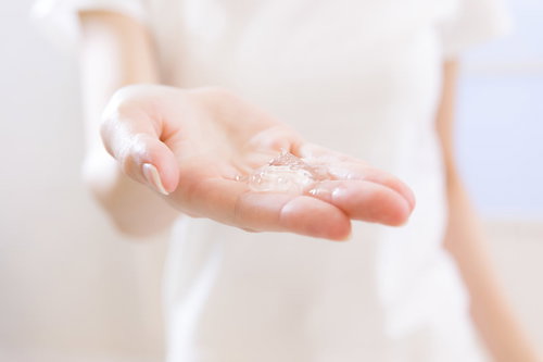 脱毛ジェルのぬるぬる感触が苦手な女性の手のひら