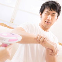 触ってもいないのに痛がる男性の脱毛施術の様子の写真