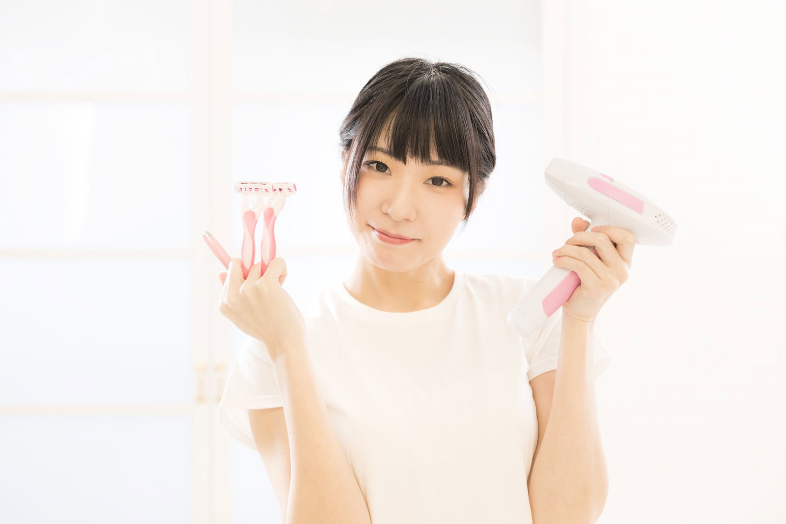 女性の脚に手を添えたクローズアップ［モデル：緋真煉］