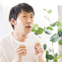 通い放題のお客さんに土日の予約は2ヶ月先だと言われ困る男性の写真