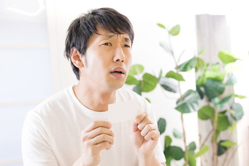 通い放題のお客さんに土日の予約は2ヶ月先だと言われ困る男性