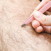 ムダ毛を自分で処理してこない毛抜きでのシェービングの写真