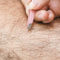 毛抜きですね毛を処理する男性の手のセルフケアの写真
