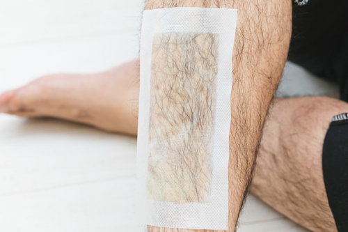 表面からも確認できる脱毛シートの粘着面と男性のすね毛