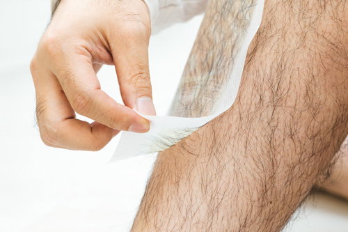 まさに罰ゲーム！すね毛の流れに逆らって脱毛シートを剥がす痛みの瞬間