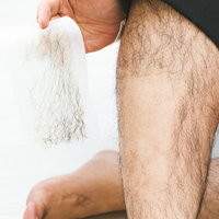 剛毛すぎて脱毛シートを持参する男性のすね毛処理の写真