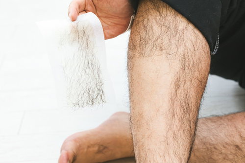 剛毛すぎて脱毛シートを持参する男性のすね毛処理